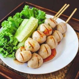 ลูกชิ้นหมูปิ้ง3ไม้น้ำจิ้มรสเด็ด