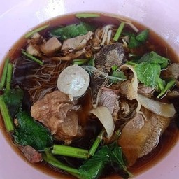 โปรอร่อยชุด ก๋วยเตี๋ยวหมูรวมน้ำตก (ธรรมดา 3) แถม โค้ก 1 ขวด