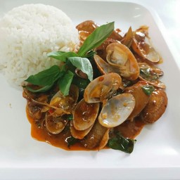 ผัดหอยลายราดข้าว