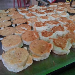 ขนมบ้าบิ่น อิ่มบุญ