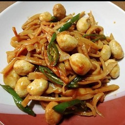 หน่อไม้ผัดพริกแกงลูกชิ้น เป็นกับข้าว