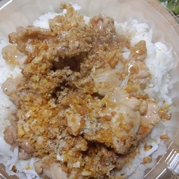 หมูทอดกระเทียมราดข้าว