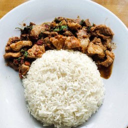 ข้าวกะเพราหมูชิ้น