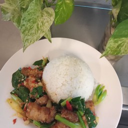 ข้าวคะน้าหมูกรอบ