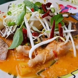 ครัวเจ๊ไก่ กระเพราเป็ด  ถนนเลียบทางรถไฟเขาน้อย ซอย.บ้านเนินรถไฟ 5 เข้ามาใน ซอยเจอสามแยก เลี้ยวซ้ายสุดซอย