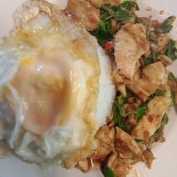 ข้าวกระเพราไก่ไข่ดาว