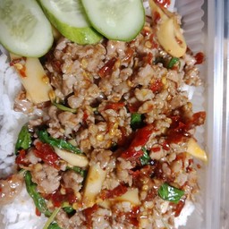 กะเพราหมูสับราดข้าว