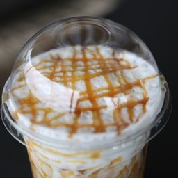 (C) คาราเมลมัคคิอาโต้ Iced Caramel Macchiato