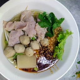 ต้มยำเกาเหลา ลูกชิ้นหมูสด