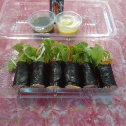 สลัดโรลสาหร่ายปูอัดไข่ต้ม