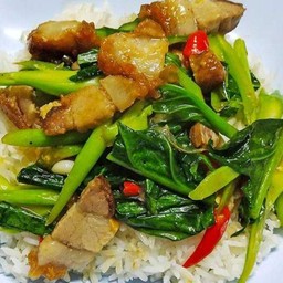 ข้าวคะน้าหมูกรอบ