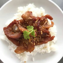 หมูแดดเดียวทอดราดข้าว
