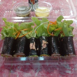 สลัดโรลสาหร่ายปูอัดทูน่า