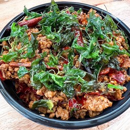 ข้าวกระเพราหมูสับผัดพริกแห้ง