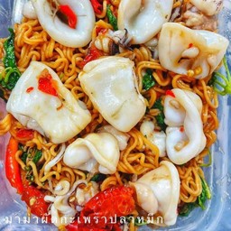 มาม่าผัดกะเพราปลาหมึก