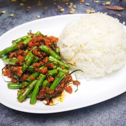 ข้าวถั่วฝักยาวผัดพริกแกงหมูสับ Plant-based