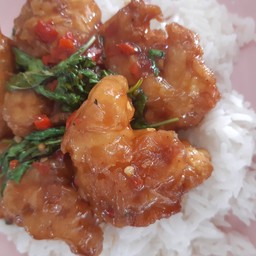 กระเพราไก่กรอบ กับข้าว