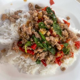 กระเพราหมูสับราดข้าว