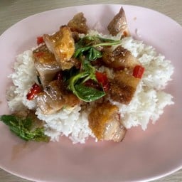 กระเพราหมูกรอบราดข้าว