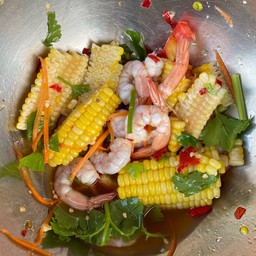 ยำข้าวโพดกุ้งสุก