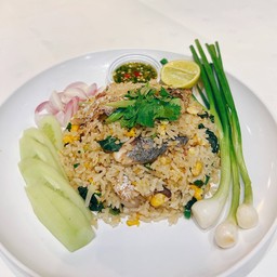 ข้าวผัดปลาทูทรงเครื่อง