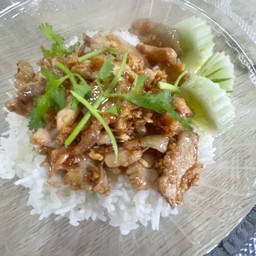 หมูทอดกระเทียมราดข้าว