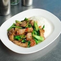 ผัดคะน้าหมูกรอบราดข้าว