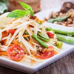 พี่อ้อม ส้มตำไก่ย่าง ท่าแพ