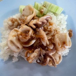 ปลาหมึกทอดกระเทียมราดข้าว
