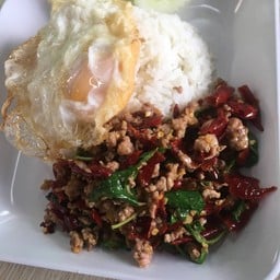 กระเพาาเนื้อสับราดข้าว