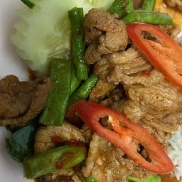 ผัดพริกแกงหมู