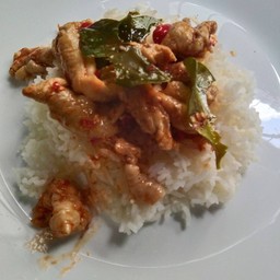 ไก่ผัดพริกแกง
