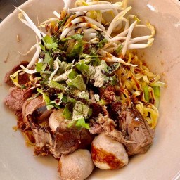 ก๋วยเตี๋ยวเนื้อยายรอด -