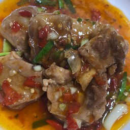 ผัดซี่โครงต้นหอมพริกเหลืองราดข้าว