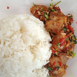 ข้าวหมูกรอบผัดพริกเกลือ