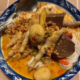 ขนมจีนกะทิ ตีนไก่ ผักขนมจีนครบชุด