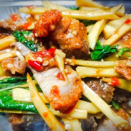 กะเพราหน่อไม้สามชั้นทอดราดข้าว