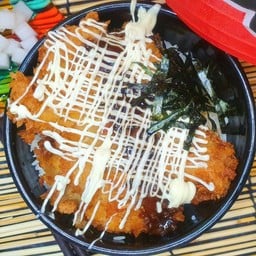 ข้าวหน้าไก่ทอดสไตล์ญี่ปุ่น