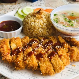 ข้าวกระเทียมไก่ทอดทงคัตสึ
