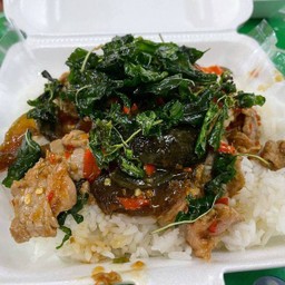 ไข่เยี่ยวม้ากะเพรากรอบ