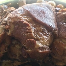 ขาหมูเนื้อหนังเป็นกับ