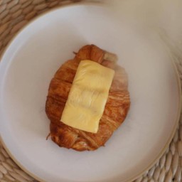 Croissant ไส้กรอก Cheese Line Man