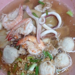 ก๋วยเตี๋ยวต้มยำหมู ลูกชิ้น
