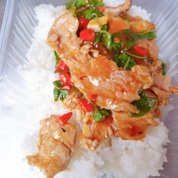 กระเพราหมูชิ้นราดข้าว