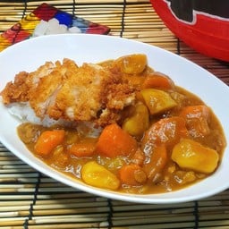 ข้าวหน้าแกงกะหรี่ไก่ทอด