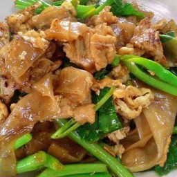ผัดซีอิ๊วเส้นใหญ่ใส่ไข่หมูหมัก