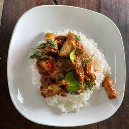 ผัดพริกแกงราดข้าว