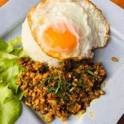 คั่วกลิ้งไก่ราดข้าว