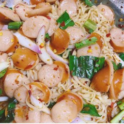 ยำเส้นมาม่าลูกชิ้นไก่กรอบ