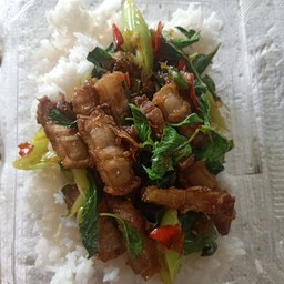 กระเพราหมูกรอบ